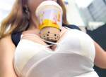 巨乳女孩間的新流行《放手喝珍珠》單手拿珍珠不夠看,珍珠奶茶就要這樣喝... 巨乳女孩間的新流行《放手喝珍珠》單手拿珍珠不夠看,珍珠奶茶就要這樣喝...