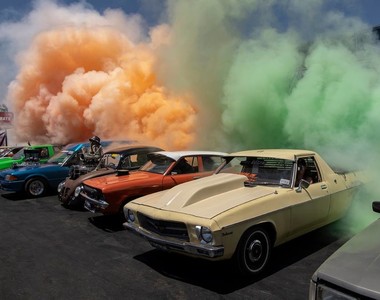 瘋狂壯舉 170輛車齊聚燒胎挑戰金氏世界紀錄