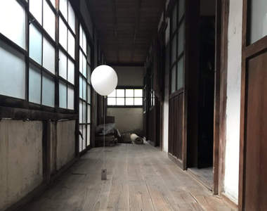 《真實恐怖體驗》舊醫院裡無風狀態下自己移動的氣球,為推主帶來不可思議的體驗...