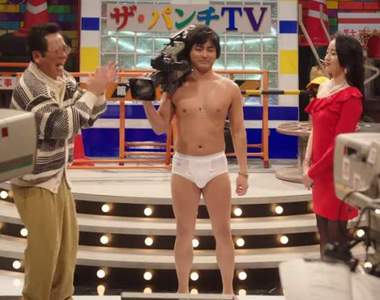《山田孝之》內褲一條拍AV！？日本AV帝王的自傳日劇預告影像解禁