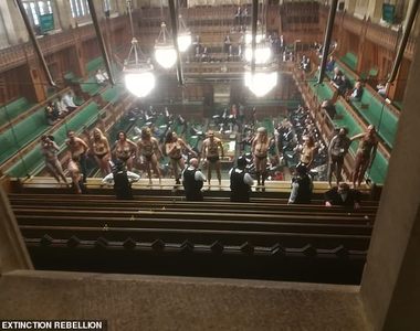 英國脫歐中《開會開一半碰到脫衣抗議》議員們都看傻了眼