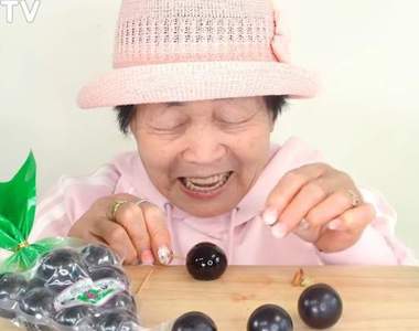 阿罵吃葡萄《70路團地妻的ASMR》不知道是不是錯覺那個吸的聲音真的很帶勁
