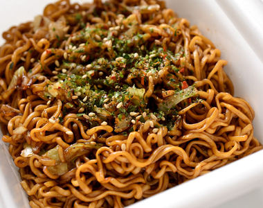 日本網友票選《最好吃的炒麵泡麵》人氣不墜的日式炒麵口味，到底哪個品牌最受歡迎？