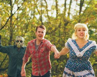 拍婚紗照遇到殺人魔!?《恐怖電影婚紗照》殺人魔一步步逼近 他們逃的了嗎?