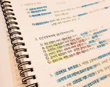 另類的《筆記重點標示法》手上沒螢光筆也能畫重點的方式是?