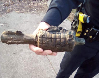 釣魚釣到手榴彈？《國外大流行的磁鐵釣魚》天知道下次還能拉出來什麼東西？