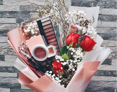 送這個絕對不雷《美妝花束》有美美的花又有實用美妝品　讚啦～