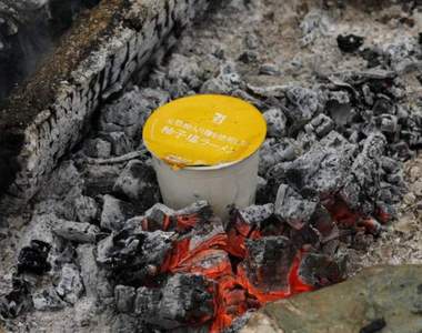 推友教你《野外炭火泡麵法》烤肉趴的最後還沒飽可以來碗泡麵吃吃