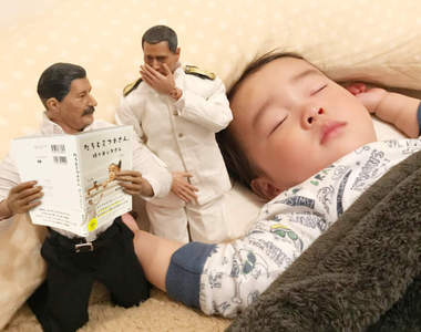 《迷你大叔的育兒日記》用大叔人偶拍出不同一般的成長紀錄照