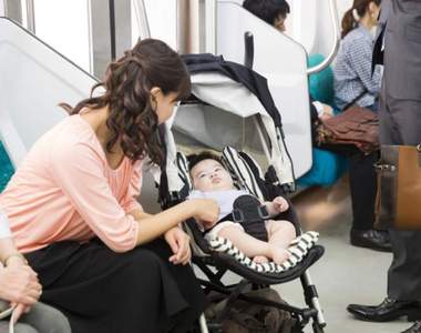 推民自製《不讓座嬰兒車標誌》堅稱「小孩妳生的，沒有要我讓座的道理」引發網友撻伐...