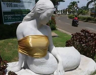 要老少咸宜《印尼替美人魚蓋上遮胸布》一開始為什麼要刻這麼仔細...