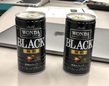 難解《哪一罐咖啡是熱的》外觀完全一樣的罐裝咖啡，你能光用看得分辨冷熱嗎？