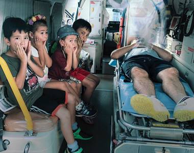 醫生呼籲《不要在救護車上拍照》救護車是救命用的不是給人拍照打卡的景點