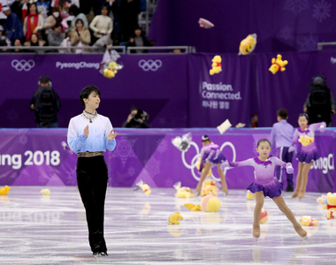 《日本禁止冰迷丟禮物的理由》看過《羽生結弦》演出後滿天的小熊維尼就能理解為什麼...