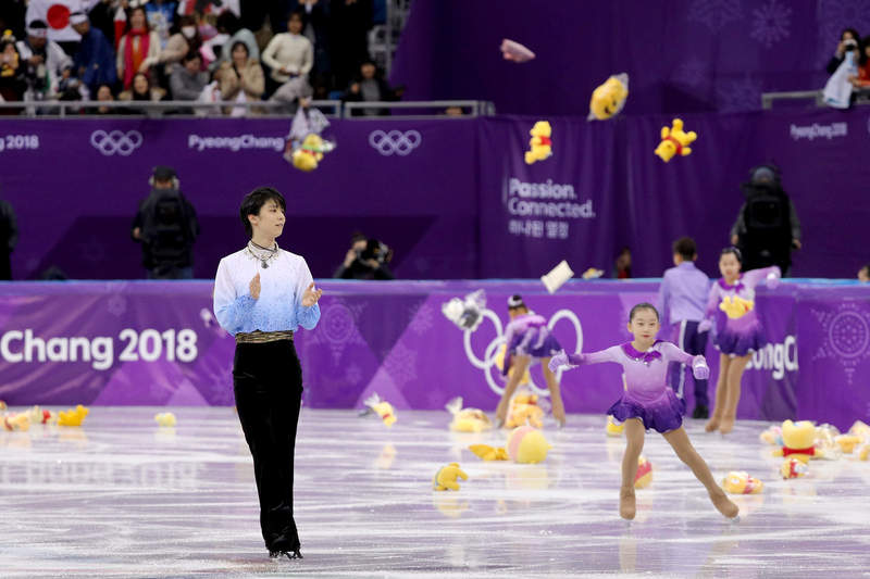 日本禁止冰迷丟禮物的理由 看過 羽生結弦 演出後滿天的小熊維尼就能理解為什麼