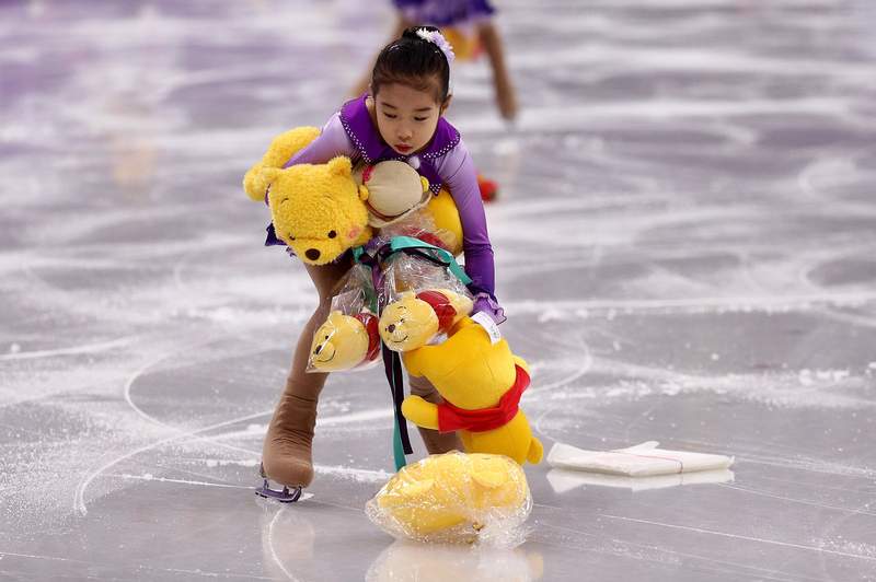 日本禁止冰迷丟禮物的理由 看過 羽生結弦 演出後滿天的小熊維尼就能理解為什麼