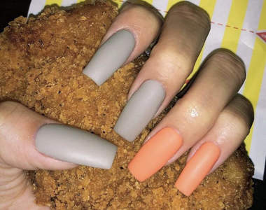 超天才《炸物美甲照》IG上常見秀美甲的拍照式，手中香水換成炸物注目度更上升ww