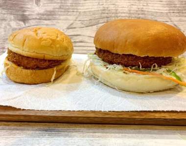 《相反意味的菜單照騙》冬季定番「白醬可樂餅漢堡」客美多咖啡VS麥當勞的尺寸差引發話題