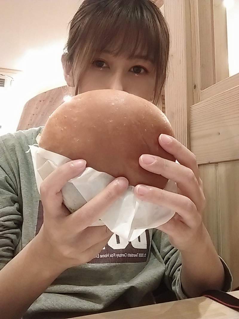 圖片6 《相反意味的菜單照騙》冬季定番「白醬可樂餅漢堡」客美多咖啡VS麥當勞的尺寸差引發話題 | 宅宅新聞