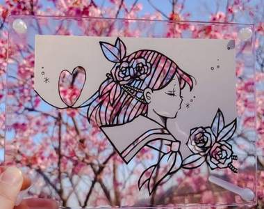 《剪紙賞花》漂亮的背景與鏤空服裝形成了樣式最美的搭配