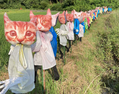 田邊驚見《貓的稻草人》一踏進這村落就會被變成貓頭稻草人的構圖(⊙_⊙)