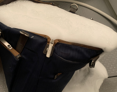 【悲劇】日本網友《省錢不買塑膠袋的下場》沐浴乳在包包裡炸開簡直地獄繪圖...