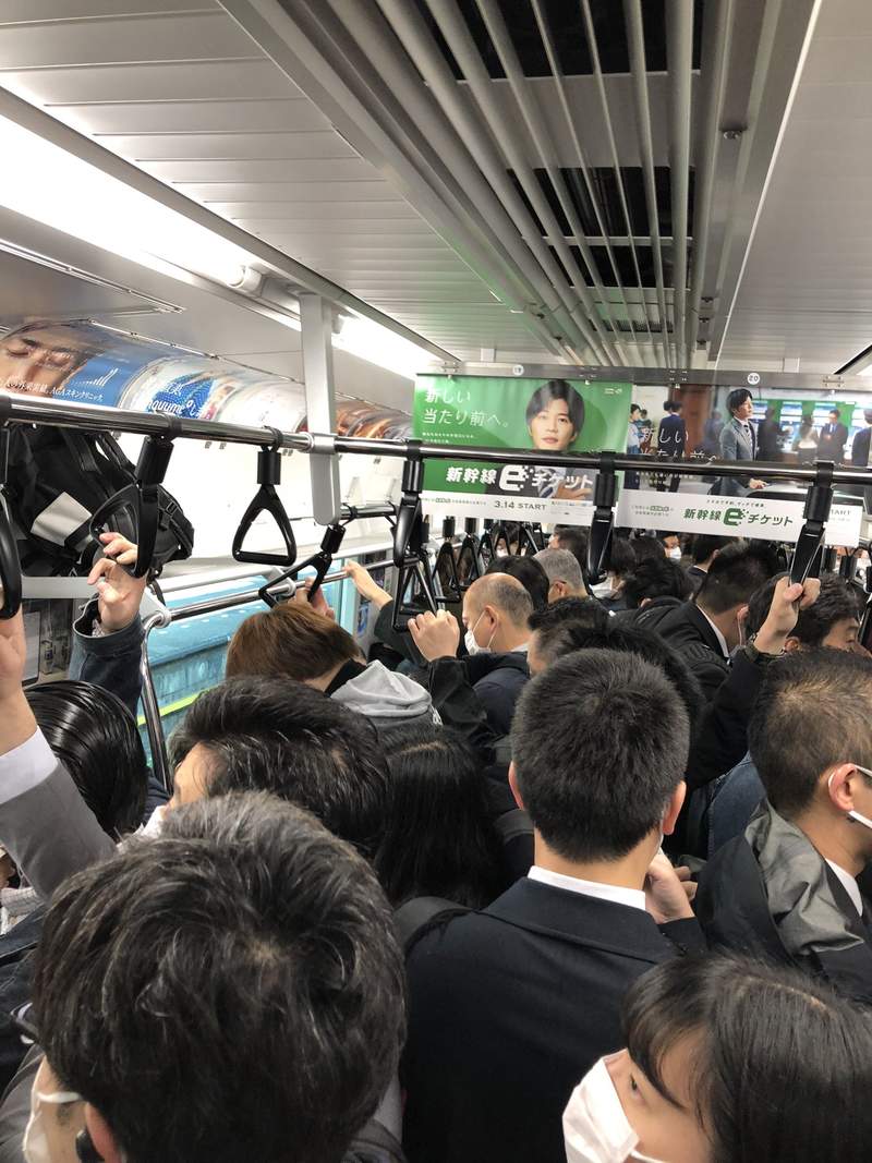 嚴防疫情擴大 緊急事態宣言下的日本上班族 難逃每天通勤電車濃密接觸的社畜人生