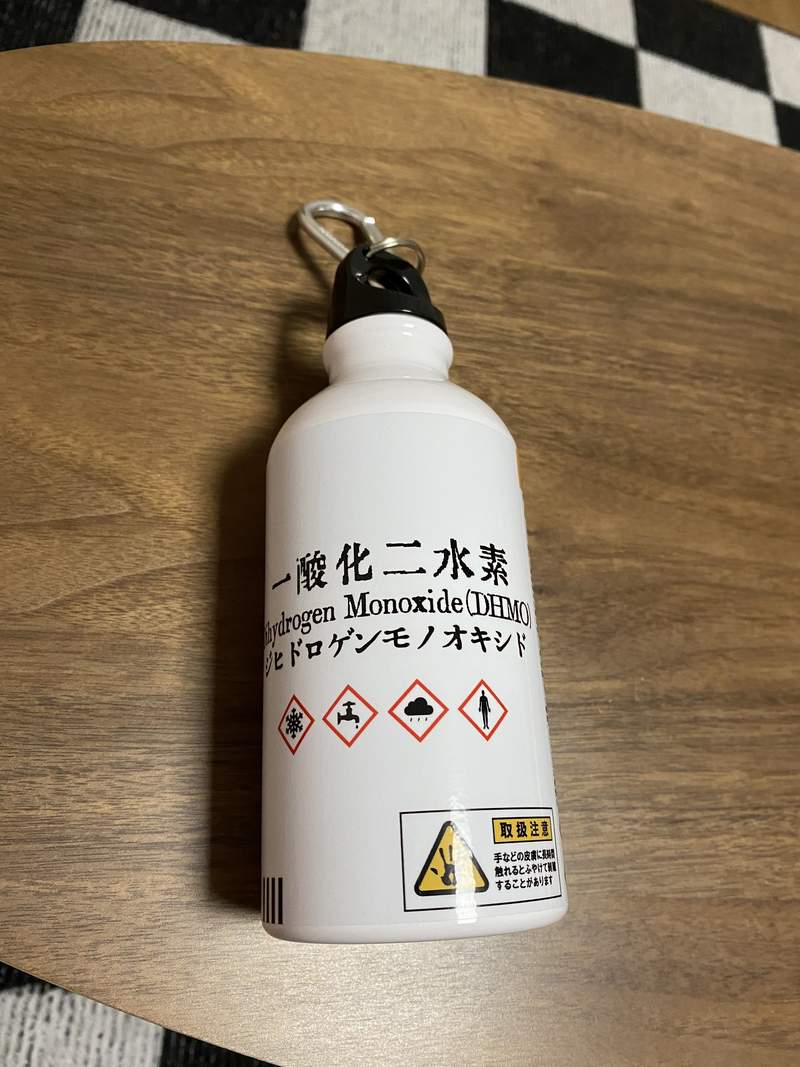 圖片10 《只寫著事實的水壺》看起來超危險的一氧化二氫專用容器,裝著你不喝會死的化學物質w | 宅宅新聞