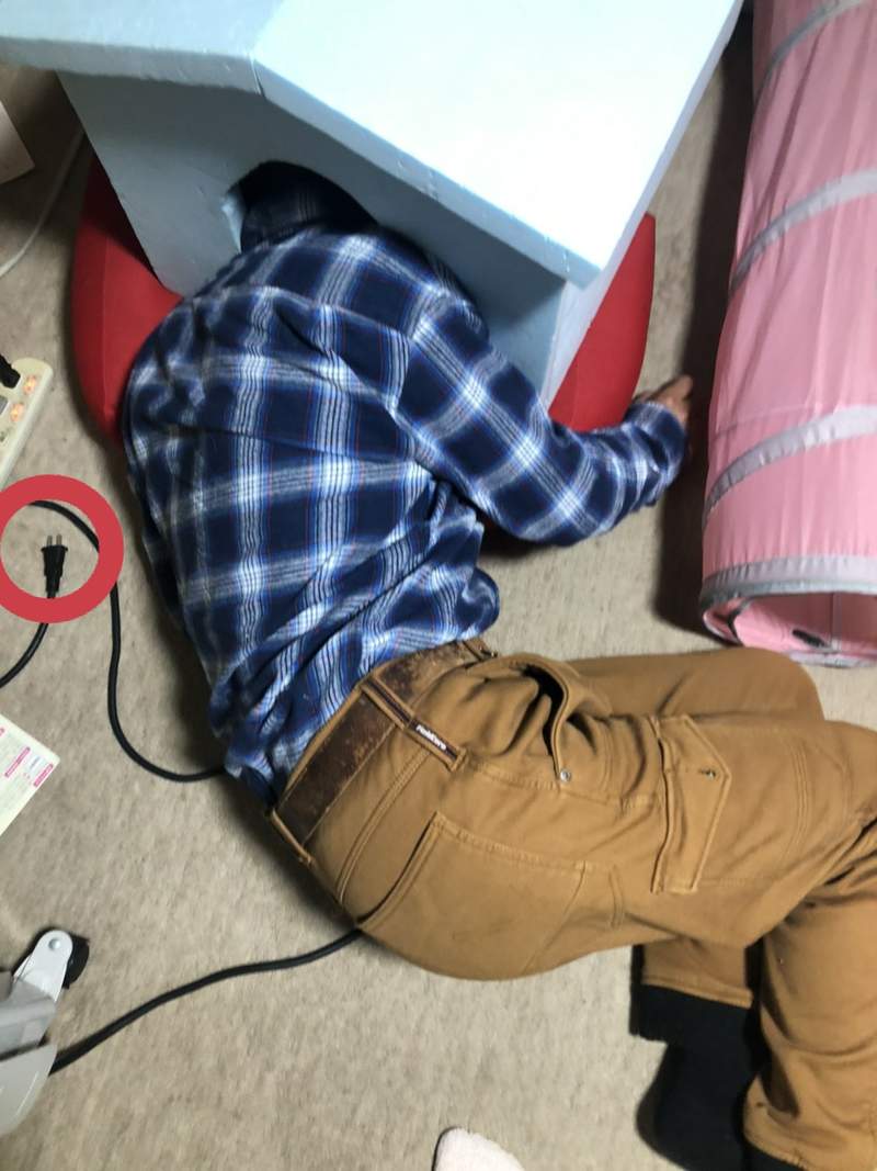 圖片6 貓覺得困擾《老爸喝醉的奇行》頭插貓屋呼呼大睡,連貓都爬出來緊急避難ww | 宅宅新聞