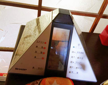 阿嬤家驚見《40年前的冷氣遙控器》看起來超厲害的金字塔造型原來是當時的流行!?