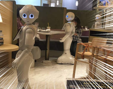 《隔壁桌的Pepper君》機器人主題餐廳裡來自別桌的強烈視線讓人不寒而慄...