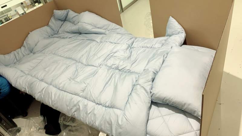 圖片7 推特瘋傳《成田機場等待採檢的入境者待遇》紙箱搭起的住宿空間引發網友論戰... | 宅宅新聞