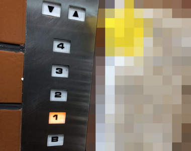超天才《電梯專用防疫對策》避免接觸電梯按鈕，各種能代替手按的東西都不放過！？