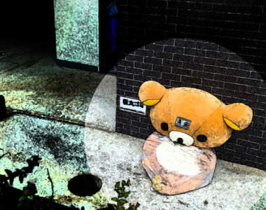 《路上遺棄的懶懶熊》孤單單一隻熊呆坐在角落好可憐
