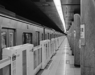 《無人的地鐵月台拍到詭異黑影》漸漸靠近看似無頭的人影,為炎夏的推特帶來一絲涼意...