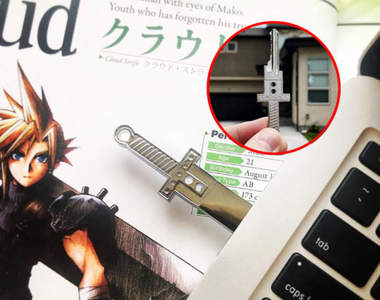 最終幻想7《克勞德破壞劍鑰匙》每天回家我都要用超究武神霸斬來開門