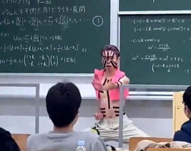 【有片】《猗窩座現身大學課堂》日本男大生扮《鬼滅之刃》上弦鬼講解課題笑翻全班ww