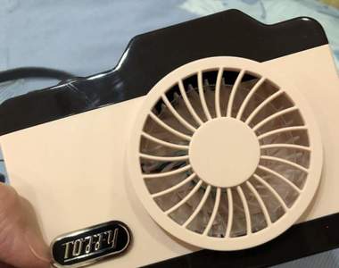消暑小物《相機造型的LED涼風扇》掛著外出或放在辦公室都好用