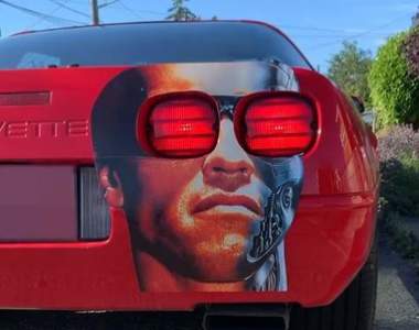 藝術家搞創意《將車子警示燈當成終結者的眼睛》能有這種想法的人真是太奇妙了