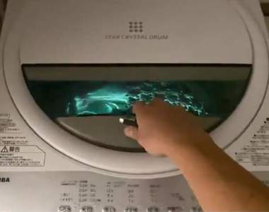 超天才《洗衣機裡打造夜店》肺炎疫情無法跑趴,只好在家自己對著洗衣機嗨(?)