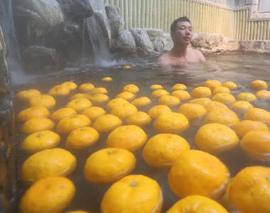 超缺德《溫泉設施實施柚子浴的結果》男湯裡的柚子被客人擠爛，浴槽滿是果肉讓店家忙翻...