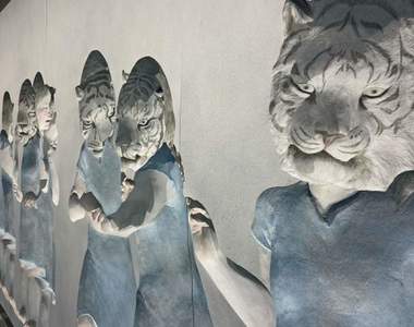 《不可思議的車站藝術》利用錯視從任何角度都能和白虎眼神相對的雕刻作品