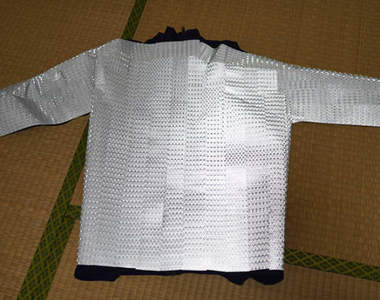 實際測試《在身上貼滿反光膠帶的效果》果然成為了夜晚中不可忽視的存在啊