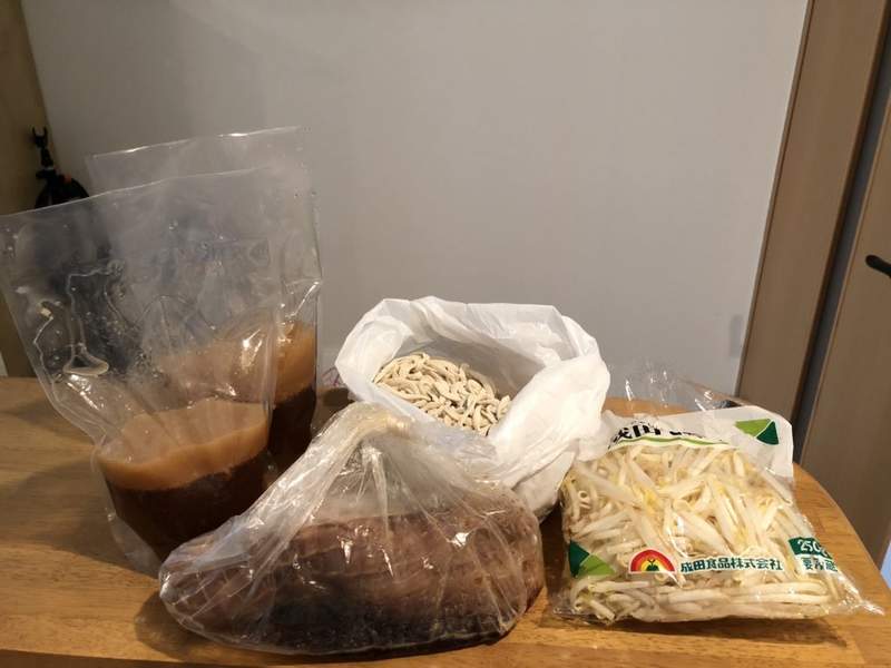 圖片5 日本拉麵店推《外帶拉麵》回家打開被叉燒大小驚呆,在家也能跟店裡一樣吃好吃滿... | 宅宅新聞