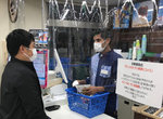 肺炎防疫期間《超商店員無法理解的客人行為》面對防止飛沫傳染的透明布簾客人行為超傻眼... 肺炎防疫期間《超商店員無法理解的客人行為》面對防止飛沫傳染的透明布簾客人行為超傻眼...