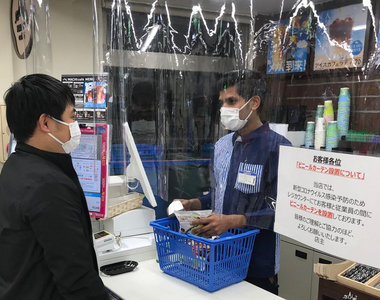 肺炎防疫期間《超商店員無法理解的客人行為》面對防止飛沫傳染的透明布簾客人行為超傻眼...