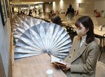 和風防疫《日本美食街用扇子取代隔板》阻隔飛沫感染同時還能美化用餐空間 和風防疫《日本美食街用扇子取代隔板》阻隔飛沫感染同時還能美化用餐空間