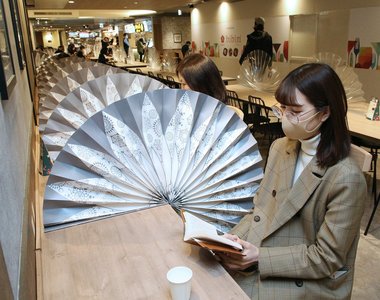 和風防疫《日本美食街用扇子取代隔板》阻隔飛沫感染同時還能美化用餐空間