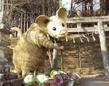 日本神社《鼠年的注連繩藝術》晚上看到這麼大隻老鼠應該蠻恐怖的吧ww