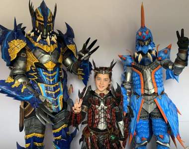 狩獵開始《魔物獵人家庭cosplay》把拔用愛製作荒鉤爪、海龍、黑炎王火龍等帥氣裝備